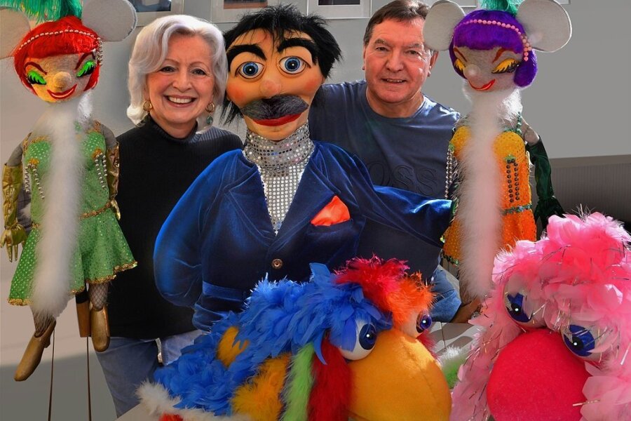 Maritta und Klaus Spindler mit Klappmaulpuppe Heini (Mitte), zwei Charlestontänzerinnen sowie Pinky und Fredy (vorn), die vor allem in Kinderprogrammen ihre Show abziehen. 