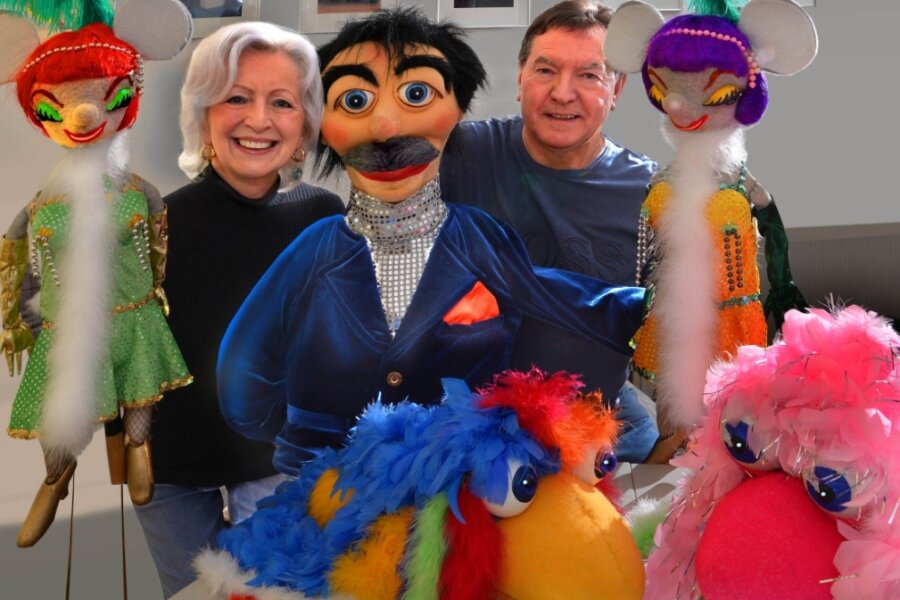 Das etwas andere Puppentheater - Maritta und Klaus Spindler mit Klappmaulpuppe Heini (Mitte), zwei Charlestontänzerinnen sowie Pinky und Fredy (vorn), die vor allem in Kinderprogrammen ihre Show abziehen. 