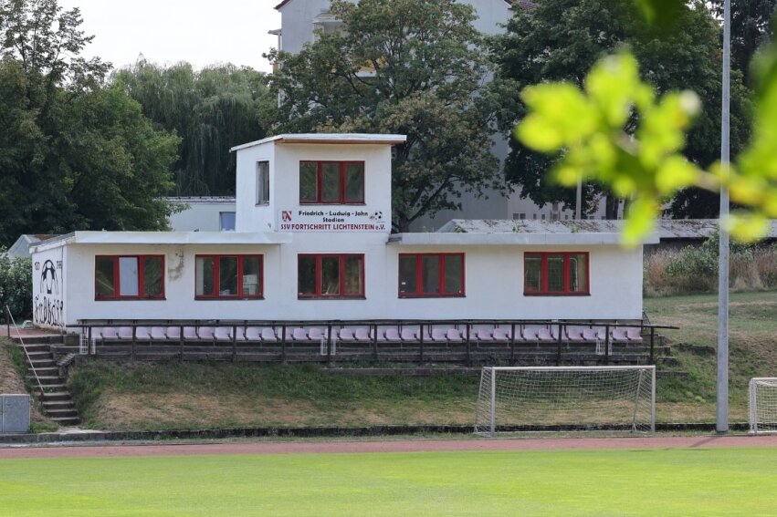 Das ewige Problem eines Vereins - Das Jahn-Stadion in Lichtenstein ist dank der Mithilfe der Fortschritt-Sportler gut in Schuss. An Sanitär- und Umkleidemöglichkeiten fehlt es allerdings im Revier - und das seit Jahrzehnten. 