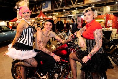 Beim Tattoo-Festival im vergangenen Jahr zeigten Valerie Rossacher, Dennis Baukau und Stephanie Rupp (von links) ihre Körperverzierungen. 