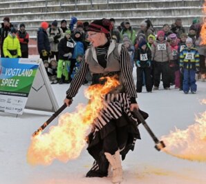 Das Feuer der Vogtlandspiele brennt wieder - Zur Eröffnung der 12. Vogtlandspiele in den Wintersportarten gab es in der Vogtland Arena in Klingenthal unter anderem eine Feuershow mit Sandra Baumann von den Feuerfünkchen. 