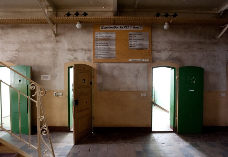 Das Frauen-Verlies der DDR - 5 Uhr Wecken, 6.10 Uhr Abrücken zur Arbeit: Eine Tafel im Zellengang erinnert an den Tagesablauf im DDR-Gefängnis. 