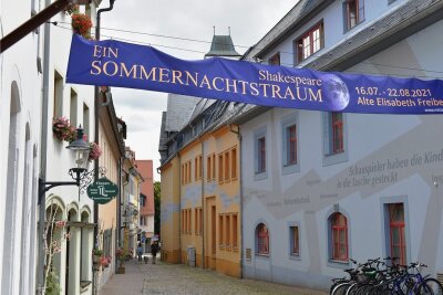 Das Freiberger Theater kennt keine Ferien - In diesem Sommer spielt das Mittelsächsische Theater spielt durch. Hier das "Sommernachtstraum"-Banner am Freiberger Haus