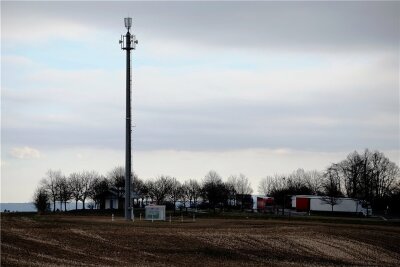 Das Funknetz für Polizei und Behörden im Vogtland wird verstärkt - A 72-Raststätte Waldkirchen. Der Funkmast für das Blaulichtnetz wird mit moderner Notstromtechnik ausgestattet. 