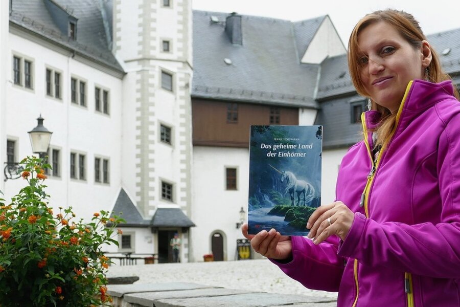 "Das geheime Land der Einhörner" - 31-jährige Zschopauerin veröffentlicht ihr erstes Buch - "Das geheime Land der Einhörner" heißt das erste Buch der Zschopauerin Jenny Hoffmann, die das Schreiben einfach liebt. 