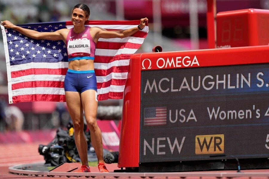 Sydney McLaughlin aus den USA feiert, nachdem sie mit einem neuen Weltrekord eine Goldmedaille gewonnen hat. 