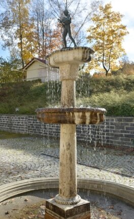 Der Brunnen im Hof des Musikinstrumenten-Museums Markneukirchen in Aktion. Aktuell hält der Wasserspender Winterschlaf. 