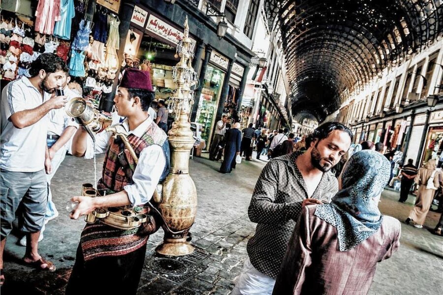 Das geliebte Land: Live-Reportage in Freiberg zeigt Syrien vor dem Krieg - Die Hauptstraße im Suq von Damaskus und ein Tamarindensaftverkäufer. 
