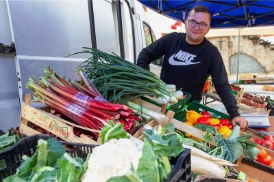 Das Geschäft brummt: Polnischer Gemüsehändler fährt jede Woche nach Plauen - Lukas Kuzdrowski hat sich als Händler auf dem Plauener Altmarkt etabliert. Der junge Pole kommt inzwischen seit vier Jahren in die Vogtlandmetropole. 
