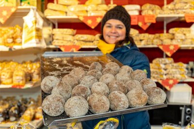 Das gibt es alles für nur einen Euro auf dem Auerbacher Weihnachtsmarkt - Die Bäckerei Schürer hat den Ein-Euro-Test bestanden. Verkäuferin Pamela Oppe verkauft das Quarkbällchen für 73 Cent, ein Kräppel kostet 46 Cent.