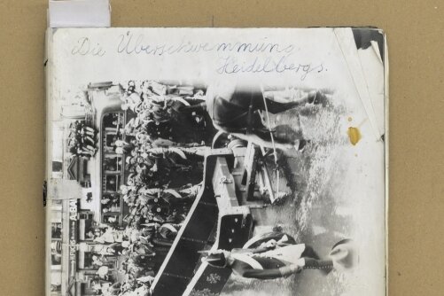 Das Grau des Grauens -  Das Buch "Die Überschwemmung Heidelbergs I" entstand als Kunstwerk 1969. Anselm Kiefer schuf sie aus Papier, Photos, Ölfarbe, Kobaltsikkativ und Graphit. 