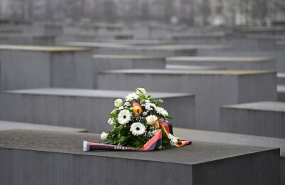 Ein Gedenkkranz liegt am Mahnmal für die ermordeten Juden Europas in Berlin.