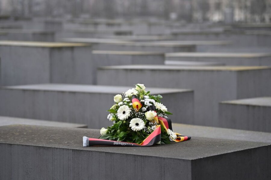Ein Gedenkkranz liegt am Mahnmal für die ermordeten Juden Europas in Berlin.