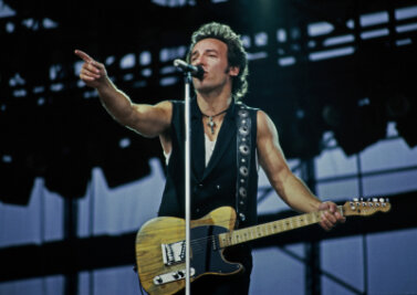 Das größte Rock-Konzert der DDR-Geschichte: Bruce Springsteen trat heute vor 35 Jahren in Ost-Berlin auf - Bruce Springsteen in der DDR: Das Foto zeigt ihn bei seinem Auftritt in Berlin-Weißensee 1988.