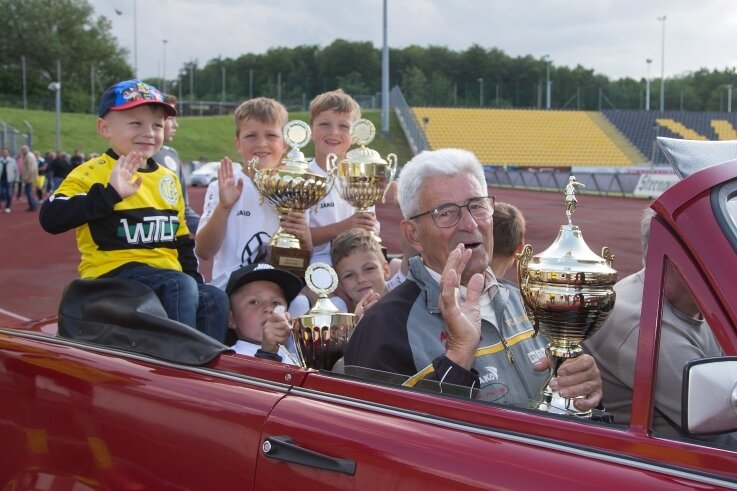 Das größte VFC-Treffen aller Zeiten - Plauens 81-jähriger Rekordtorschütze Werner Bamberger fuhr mit den Kindern und den großen Pokalen im Trabi-Cabrio von Michael Jeschke zur Ehrenrunde mit. 