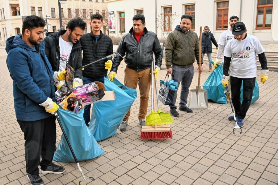 Das große Aufräumen nach dem großen Feuerwerk - Schon ab halb acht waren Mitglieder der Ahmadiyya-Gemeinde zum freiwilligen Aufräumen des Brühls unterwegs. 