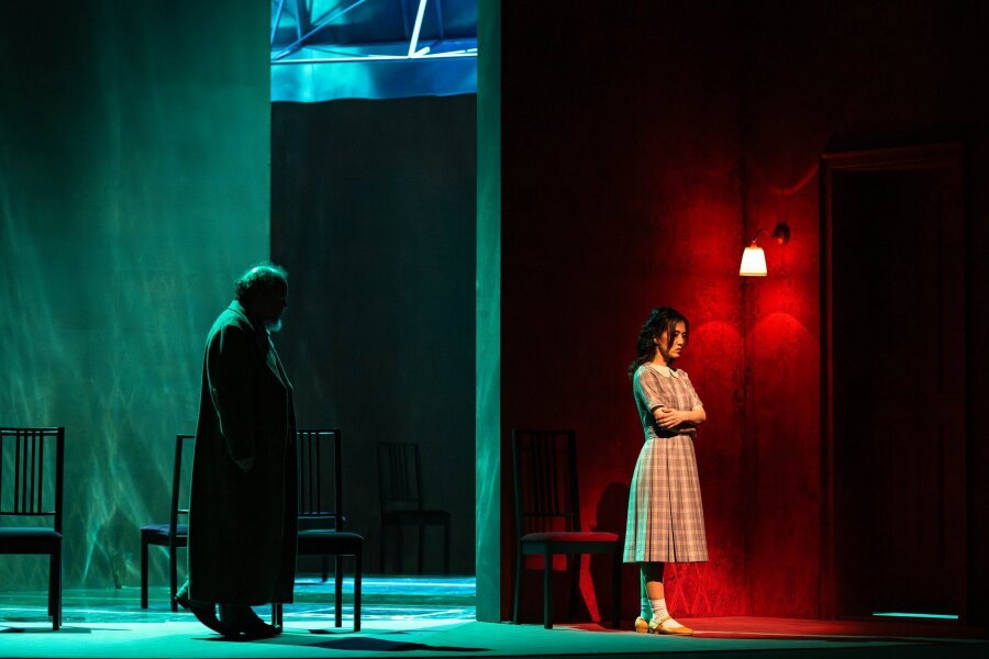 Im goldenen Käfig, aber wenigstens sicher: Rigoletto (Markus Marquardt) behütet seine Tochter Gilda (Akiho Tsujii).