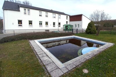 Das haben nur wenige Kitas: Die „Rasselbande“ in Leubsdorf und ihr Pool - Der Pool auf dem Gelände der Kita „Rasselbande“ in Leubsdorf wird repariert.