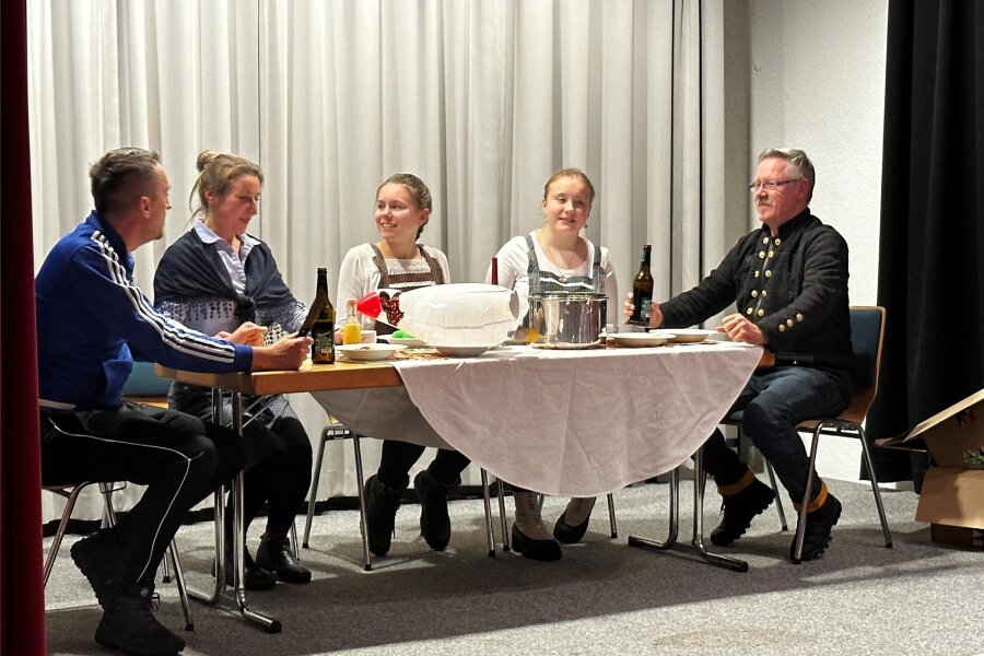 Das hat es noch nicht gegeben: Schönecker Theatertruppe spielt Weihnachtsstück bei Mundartabend in Zwota - Mitglieder der Theatertruppe Schöneck bei ihrem Stück „Weihnachten im Schuhkarton".