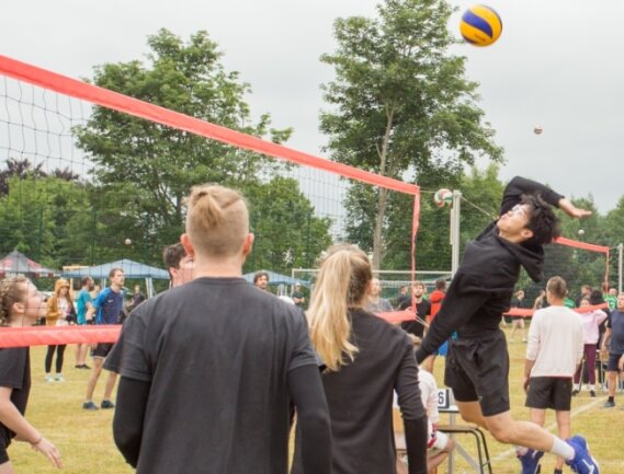 "Das hat uns echt überwältigt" - Thong Le Ngo (r.) schmettert hier in der Partie zwischen "Pritsch perfect" und "Nullneunfünf II" den Ball über das Netz. Insgesamt nahmen 50 Teams am 23. Erzgebirgspokal der SG Mauersberg teil. 