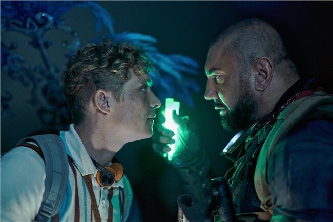 Matthias Schweighöfer (links) als Dieter und Dave Bautista als Scott Ward in einer Szene des Films "Army Of The Dead". Schweighöfer sieht das Filmpublikum häufig in romantischen Komödien. Seine neueste Rolle überrascht: In "Army Of The Dead" spielt er einen Zombiejäger. 
