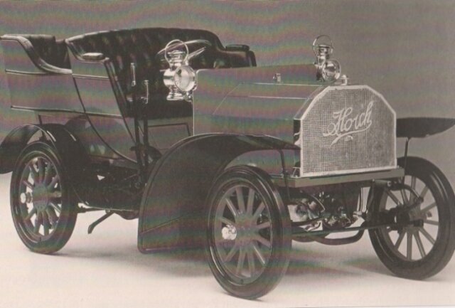 Das Horch-Automobil von 1903 auf einer Abbildung, die das Reichenbacher Neuberin-Museum aufbewahrt. 