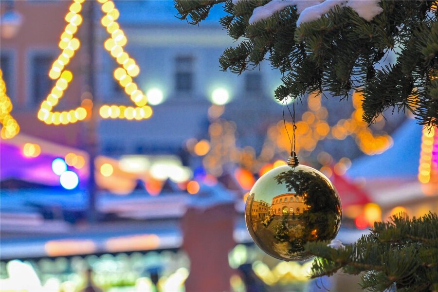 Das ist an den Weihnachtstagen im Vogtland los - Der Weihnachtsmarkt auf dem Reichenbacher Marktplatz findet am vierten Adventswochenende statt. Auch der Plauener Weihnachtsmarkt bietet noch bis Samstag die Möglichkeit für letzte Erledigungen vor dem Fest.