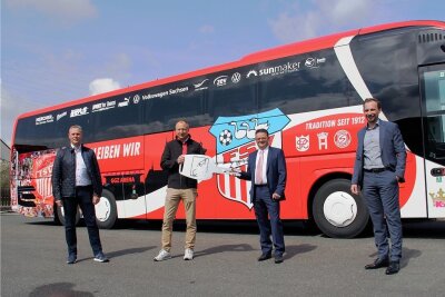 Das ist der erste Mannschaftsbus für den FSV Zwickau - Der Fußball-Drittligist FSV Zwickau hat erstmals einen eigenen Mannschaftsbus. 