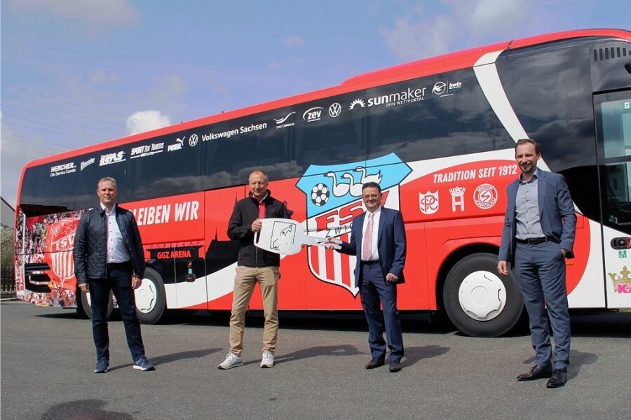 Der Fußball-Drittligist FSV Zwickau hat erstmals einen eigenen Mannschaftsbus. 