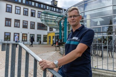 Das ist der neue Direktor im Kreisklinikum Rodewisch - Jörg Barzik (43) wird ab 2024 Verwaltungsdirektor im kreislichen Klinikum Obergöltzsch Rodewisch. Er tritt die Nachfolge von Beate Liebold an, die in den Ruhestand geht. Barzik ist seit 2003 im Klinikum beschäftigt.