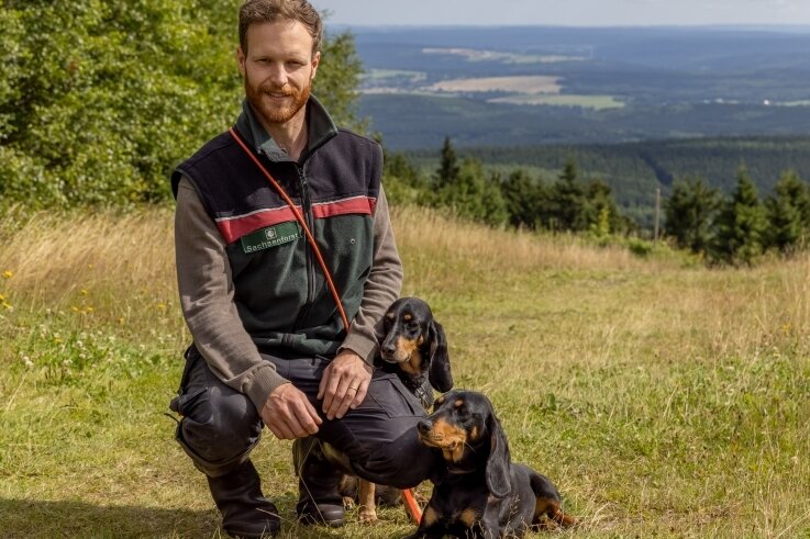 An schönen Aussichten mangelt es im Revier von Förster Johann Schäfer - hier mit seinen Hunden Amina und Polja auf dem Fichtelberg - nicht. 