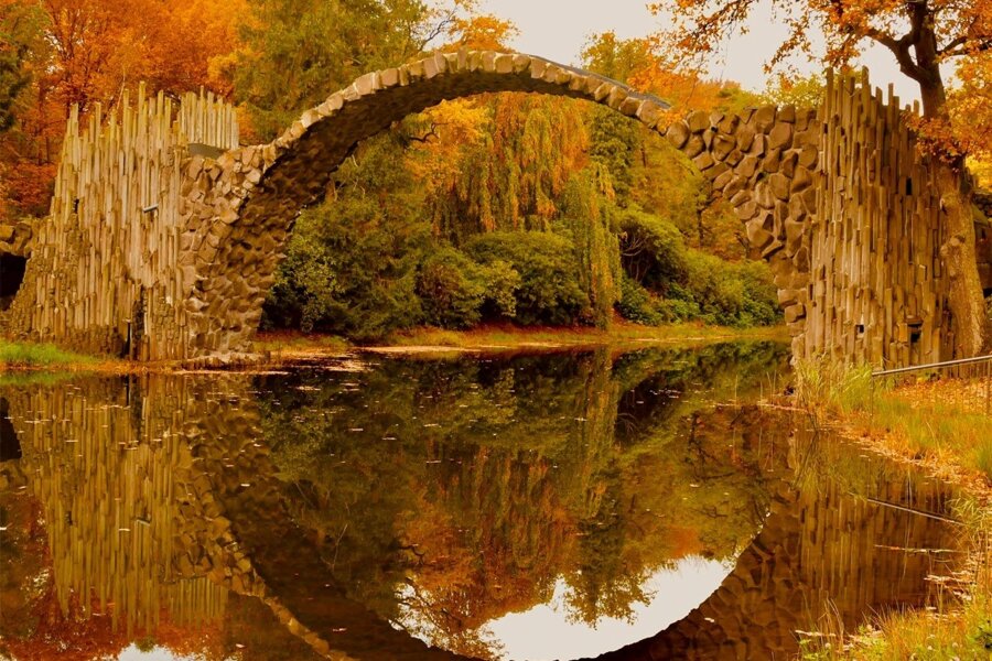 Das ist die ganze Geschichte hinter dem streng limitierten Fotokalender aus Frankenberg - Die Rakotzbrücke ist aufgrund der mystischen Kulisse mit dem Spiegelbild im Rakotzsee eine der meistbesuchten Sehenswürdigkeiten Sachsens. Sie befindet sich in Kromlau im Landkreis Görlitz.