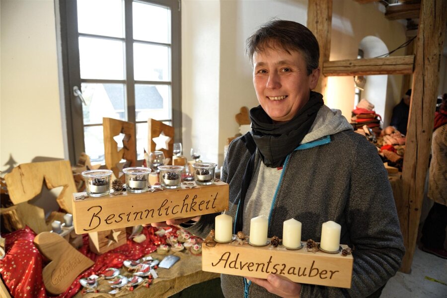 Das ist im Oberland am Wochenende los - Daniela Seidel aus Altmannsgrün bei Treuen präsentierte auf dem Wichtelmarkt in Planschwitz am vergangenen Wochenende ihre kreativen Holzarbeiten. Am Samstag und Sonntag ist erneut jeweils von 11 bis 18 Uhr an und um das Rittergut Planschwitz eingeladen.