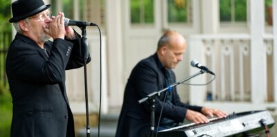 Das ist "mächtig gewaltig" - Jes Holtsø (links) und Morten Wittrock begeistern mit einem Konzert im Garten der Baldauf-Villa Marienberg. 