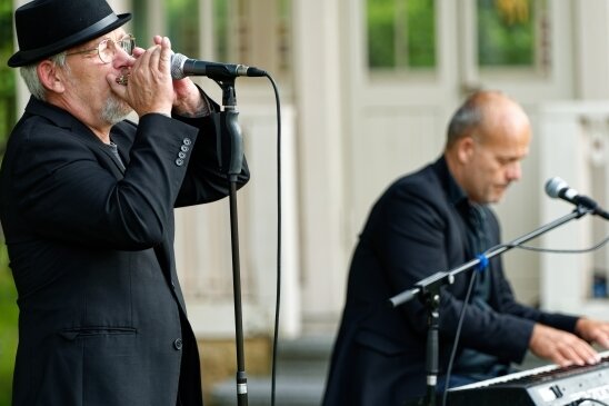 Das ist "mächtig gewaltig" - Jes Holtsø (links) und Morten Wittrock begeistern mit einem Konzert im Garten der Baldauf-Villa Marienberg. 