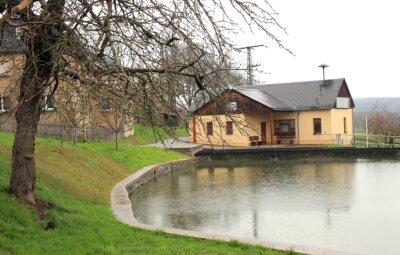 Das ist Scholas: ... am Ende der Straße steht ein Haus am See - Ihr Bürgerhaus haben die Scholaser "Haus am See" getauft - nach dem Dorfteich, den sie schon länger liebevoll "See" nennen. 