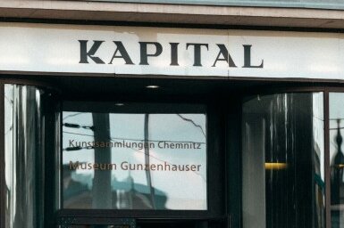 "Das Kapital" regiert derzeit im Museum Gunzenhauser. Die Ausstellung des Leipziger Künstler-Duos Famed eröffnete am Wochenende. 