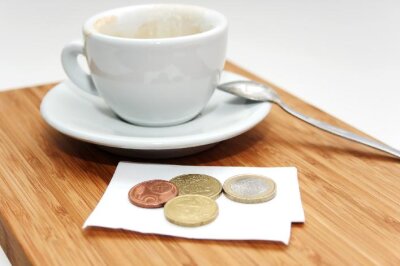 Wer zum Beispiel in Italien besonders zufrieden ist, kann für die Bedienung ein paar Münzen auf dem Tisch liegen lassen.