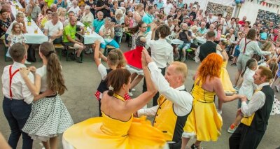Das kleine Dorf Auerbach wächst über sich selbst hinaus - Das Festzelt war jederzeit gut gefüllt, die Stimmung super. Hier traten unter anderen die Yellow Boogie-Dancers aus Zwönitz auf. 
