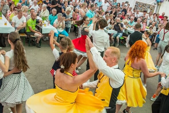Das Festzelt war jederzeit gut gefüllt, die Stimmung super. Hier traten unter anderen die Yellow Boogie-Dancers aus Zwönitz auf. 