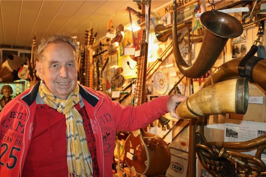 Karl-Heinz Teuschler zeigt das Nachtwächterhorn. Es sind nunmehr 350 Instrumente, die der Sammler zusammengetragen hat. 