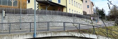Das Landesamt und das Mauerdilemma - Um diese Mauer (und zwei weitere) in Burkhardtsdorf droht Zoff - vor allem wegen des Landesamtes für Straßenbau und Verkehr. 