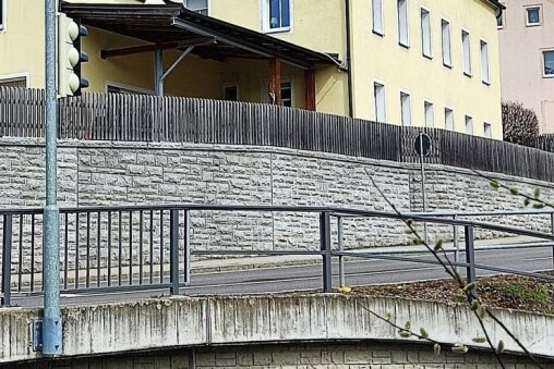 Das Landesamt und das Mauerdilemma - Um diese Mauer (und zwei weitere) in Burkhardtsdorf droht Zoff - vor allem wegen des Landesamtes für Straßenbau und Verkehr. 