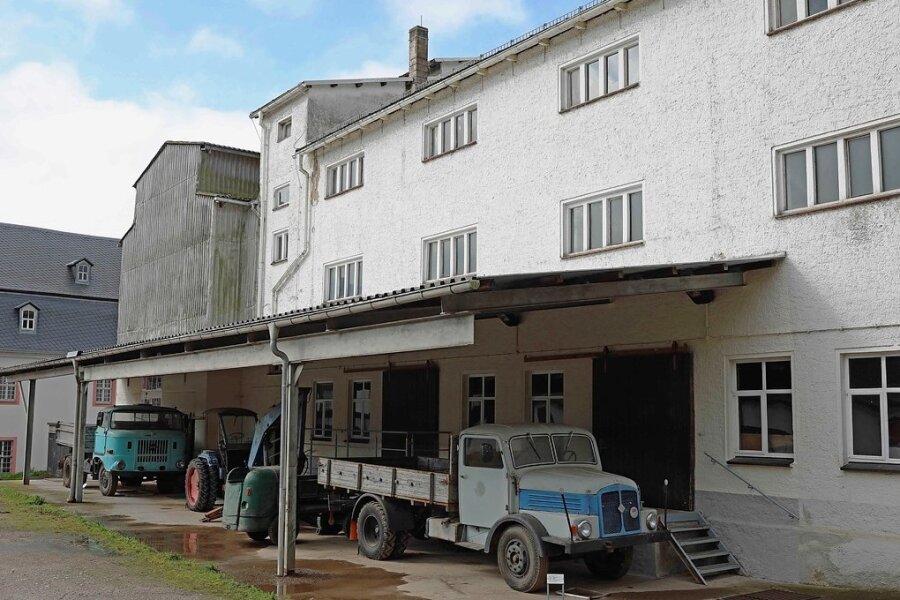 Das Landwirtschaftsmuseum in Blankenhain eröffnet sein 85. Gebäude - Die Schrotmühle öffnet erstmals für Besucher ihre Türen. Die Szene vor dem Objekt mit den parkenden Fahrzeugen wurde nachgestellt. Die Autos gehören zur Schau. 