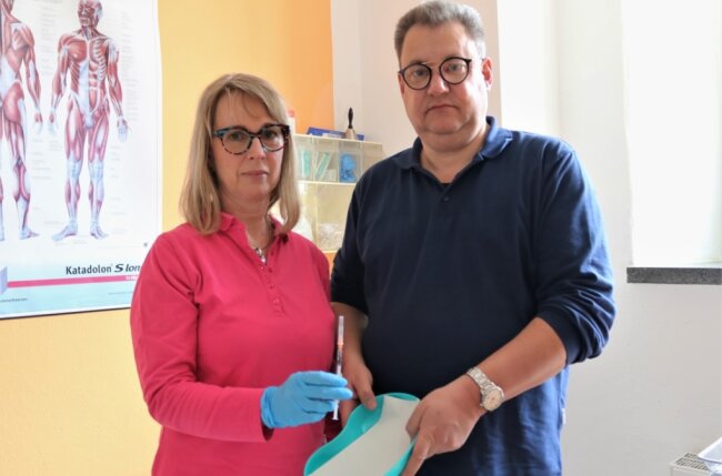 Würden gern mehr Menschen impfen: Dr. Gudrun Schirmer und Diplom-Mediziner Uwe Schirmer aus Flöha. 