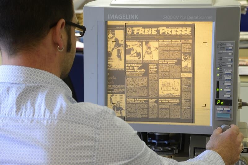 Das leistet das Archiv der "Freien Presse" für Sie - Recherche via Mikrofiche - an solchen Lesegeräten kann man in alten Ausgaben stöbern.