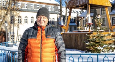 Das letzte Wochenende als Bürgermeister - Mirko Ernst an einem seiner Lieblingsplätze in Oberwiesenthal: der Pyramide auf dem Markt. "Ihre Figuren erzählen nahezu die gesamte Stadtgeschichte", begründet der 53-Jährige seine Wahl. 