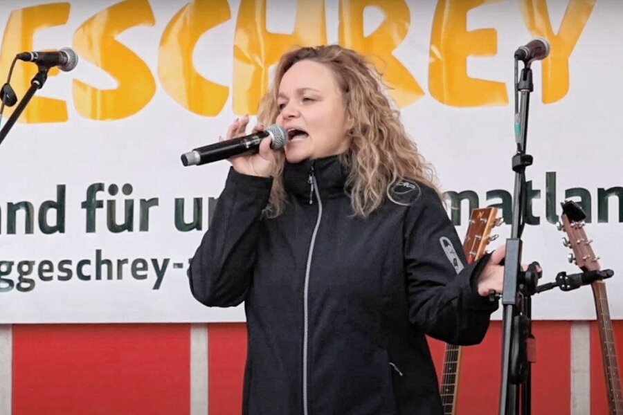 "Das Licht bleibt an": So entstand der Song zum Protest im Erzgebirge - Susanne Küstner sang beim "Berggeschrey" in Annaberg das Lied des DJs und Produzenten Sebastian Seidel. 