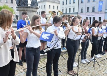 Das Lied zum Weltfriedenstag - Siebtklässler der Oberschule Oelsnitz spielten die "Kleine weiße Friedenstaube" auf dem Marktplatz. 