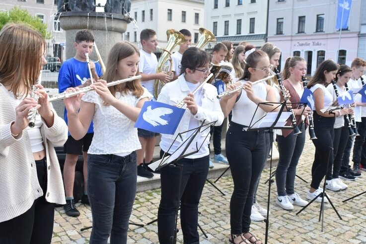 Siebtklässler der Oberschule Oelsnitz spielten die "Kleine weiße Friedenstaube" auf dem Marktplatz. 